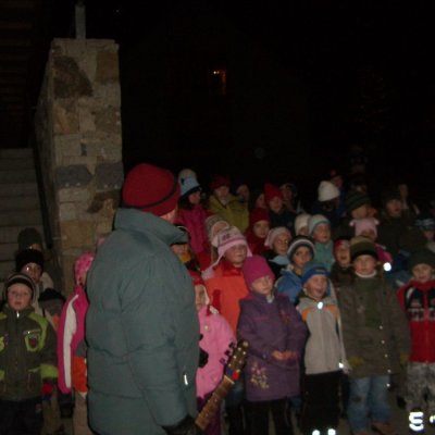 Fotografie 2 z galerie Koledy u vánočního stromku v podání dětí ZŠ Čížová