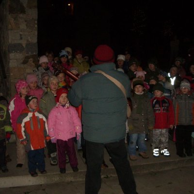 Fotografie 3 z galerie Koledy u vánočního stromku v podání dětí ZŠ Čížová