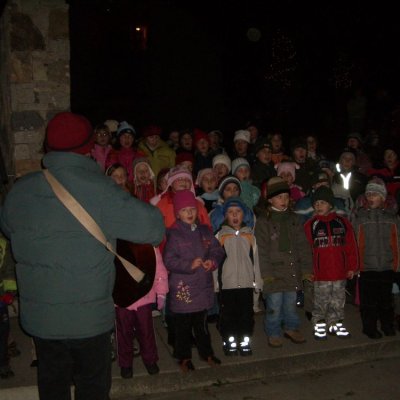 Fotografie 4 z galerie Koledy u vánočního stromku v podání dětí ZŠ Čížová