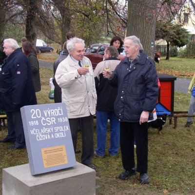 Fotografie 12 z galerie Odhalení památníku pro včelaře (ZO ČSV Čížová)