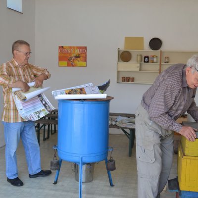 Fotografie 1 z galerie Historické zemědělské hospodaření, ukázky vytáčení medu - v Nové vsi u pana Forejta
