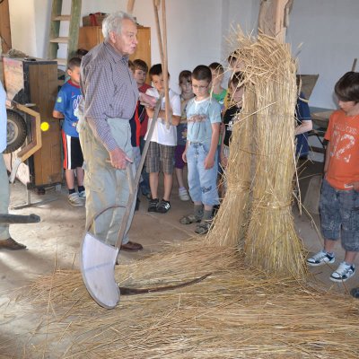 Fotografie 6 z galerie Historické zemědělské hospodaření, ukázky vytáčení medu - v Nové vsi u pana Forejta