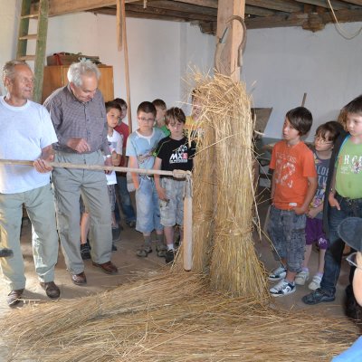 Fotografie 8 z galerie Historické zemědělské hospodaření, ukázky vytáčení medu - v Nové vsi u pana Forejta