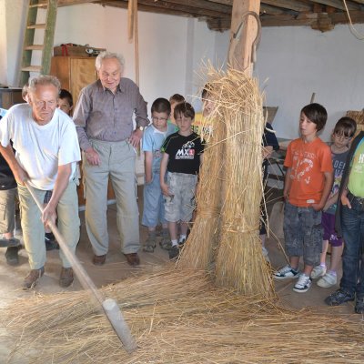 Fotografie 9 z galerie Historické zemědělské hospodaření, ukázky vytáčení medu - v Nové vsi u pana Forejta