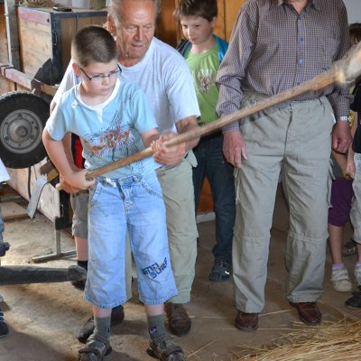 Fotografie 10 z galerie Historické zemědělské hospodaření, ukázky vytáčení medu - v Nové vsi u pana Forejta