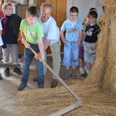 Fotografie 12 z galerie Historické zemědělské hospodaření, ukázky vytáčení medu - v Nové vsi u pana Forejta