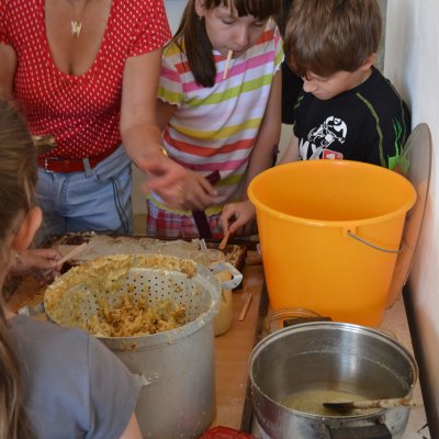 Fotografie 22 z galerie Historické zemědělské hospodaření, ukázky vytáčení medu - v Nové vsi u pana Forejta