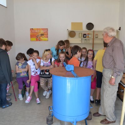 Fotografie 24 z galerie Historické zemědělské hospodaření, ukázky vytáčení medu - v Nové vsi u pana Forejta