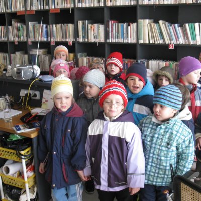 Fotografie 1 z galerie Návštěva dětí z MŠ v obecní knihovně, malování na chodníku