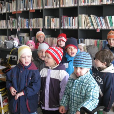 Fotografie 2 z galerie Návštěva dětí z MŠ v obecní knihovně, malování na chodníku