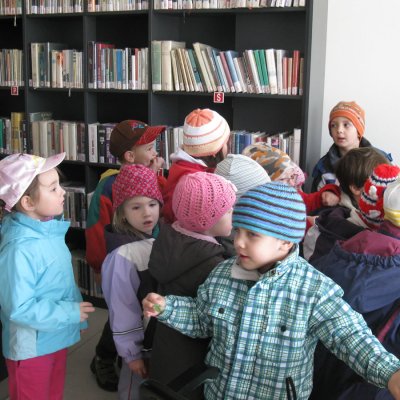 Fotografie 3 z galerie Návštěva dětí z MŠ v obecní knihovně, malování na chodníku