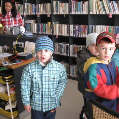 Fotografie 4 z galerie Návštěva dětí z MŠ v obecní knihovně, malování na chodníku