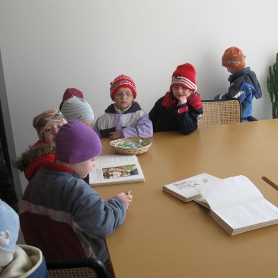 Fotografie 5 z galerie Návštěva dětí z MŠ v obecní knihovně, malování na chodníku