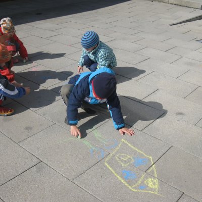 Fotografie 9 z galerie Návštěva dětí z MŠ v obecní knihovně, malování na chodníku