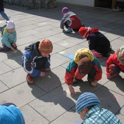 Fotografie 10 z galerie Návštěva dětí z MŠ v obecní knihovně, malování na chodníku