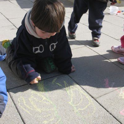 Fotografie 12 z galerie Návštěva dětí z MŠ v obecní knihovně, malování na chodníku