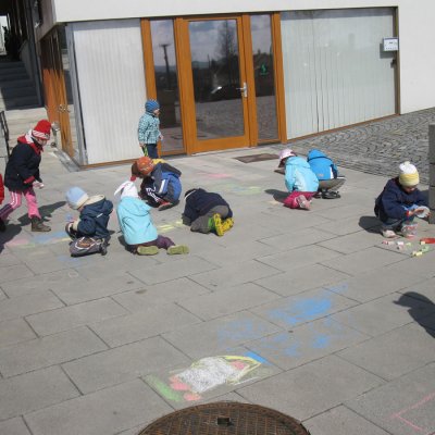 Fotografie 13 z galerie Návštěva dětí z MŠ v obecní knihovně, malování na chodníku