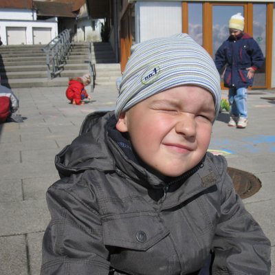 Fotografie 14 z galerie Návštěva dětí z MŠ v obecní knihovně, malování na chodníku