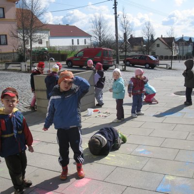 Fotografie 16 z galerie Návštěva dětí z MŠ v obecní knihovně, malování na chodníku