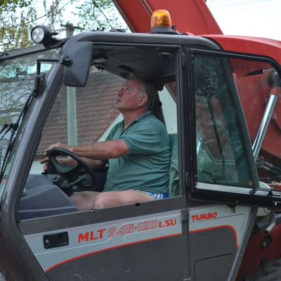 Fotografie 8 z galerie Stavění májky