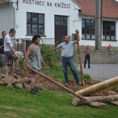 Fotografie 9 z galerie Stavění májky