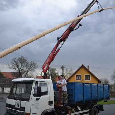 Fotografie 12 z galerie Stavění májky