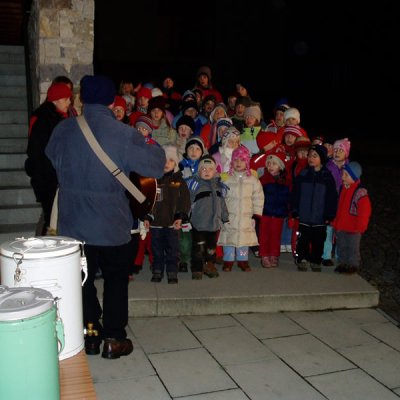 Fotografie 3 z galerie Koledování u vánočního stromu